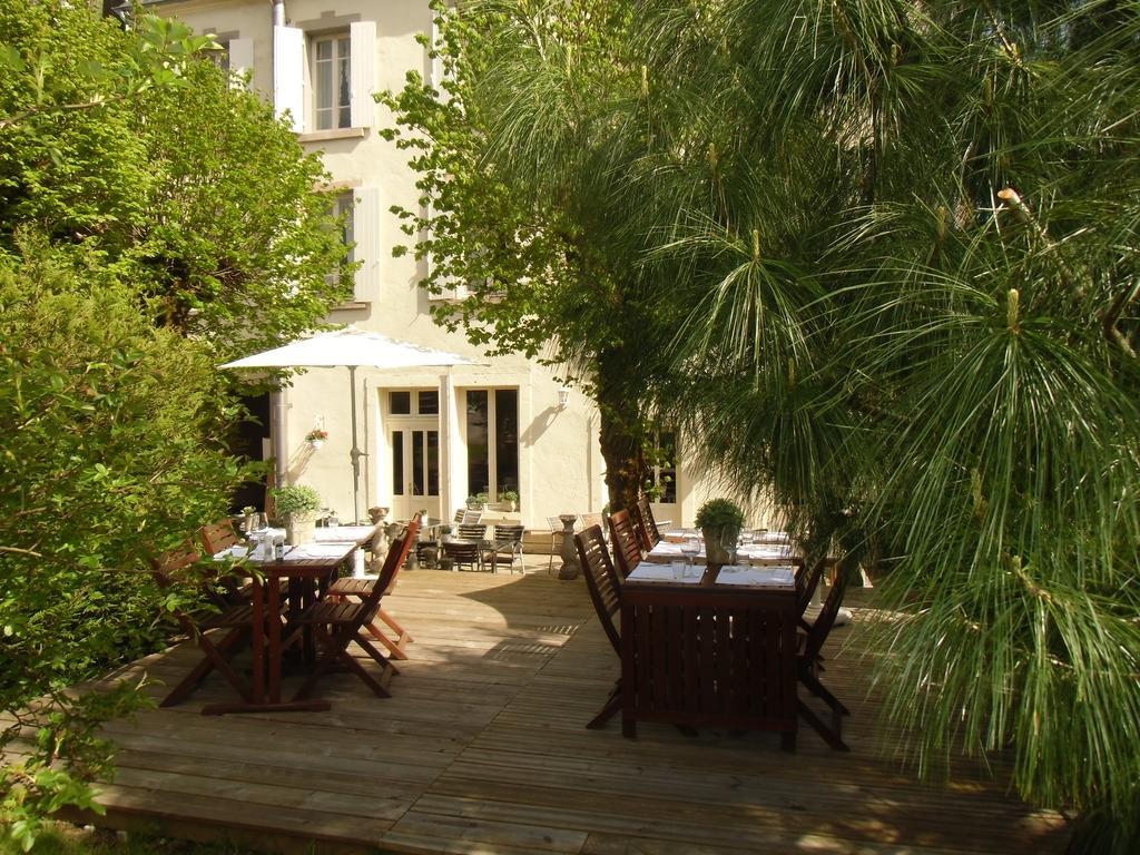 Hotel De La Providence Égliseneuve-dʼEntraigues Eksteriør bilde